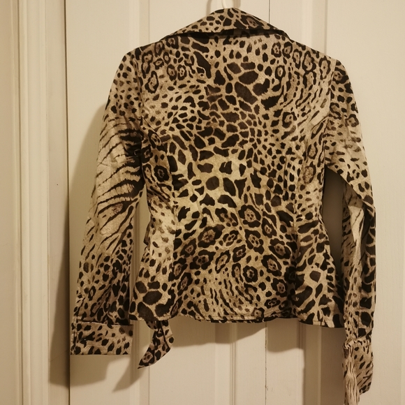 Jones New York -Gorgeous Surplice Top Wild print S - Picture 8 of 9